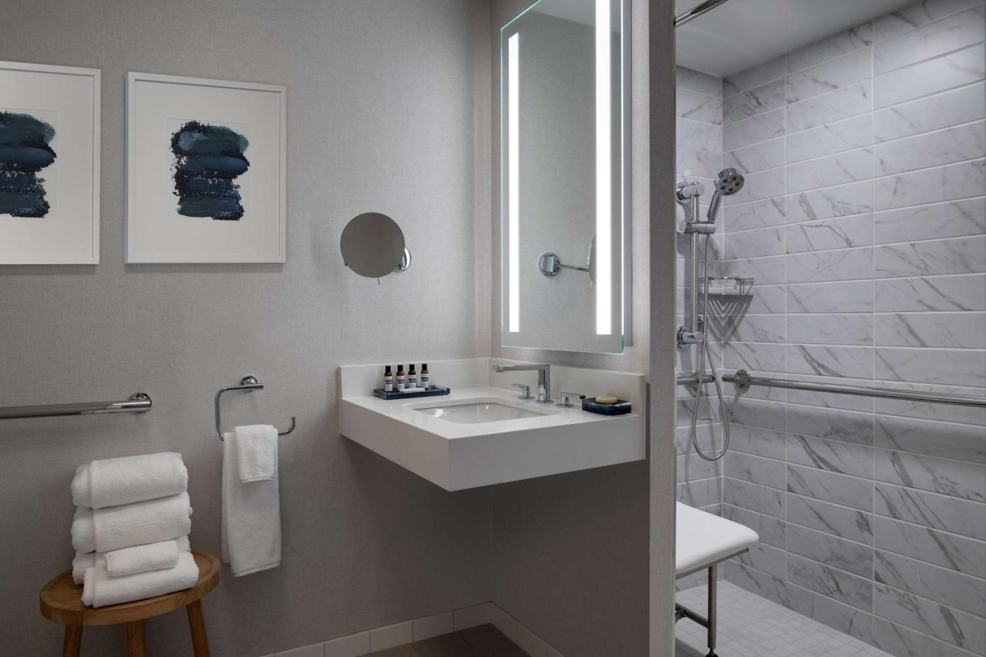 King Room with Accessible Shower - Disability Access,702831586:JPEG