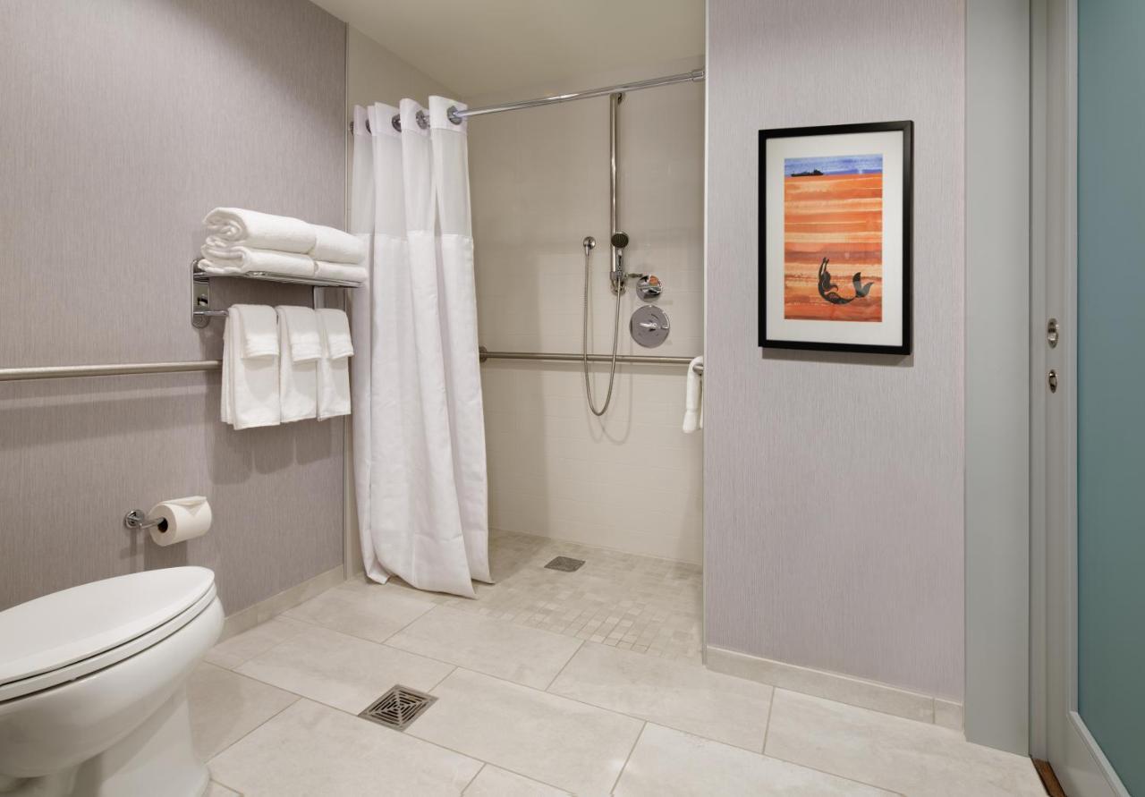 Queen Room with Two Queen Beds, View and Roll-In Shower - Disability Access,1285798750:JPEG
