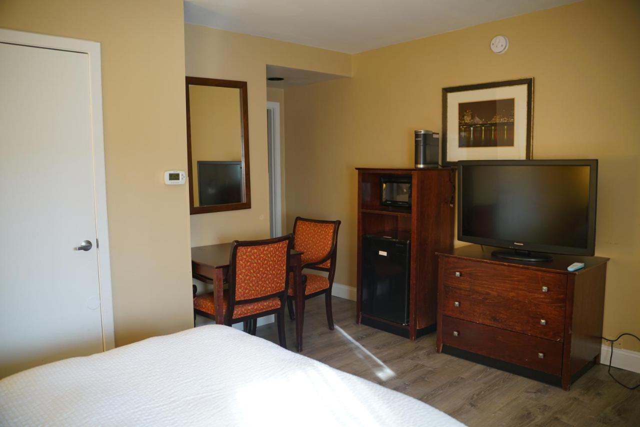 Queen Room with Roll-in Shower