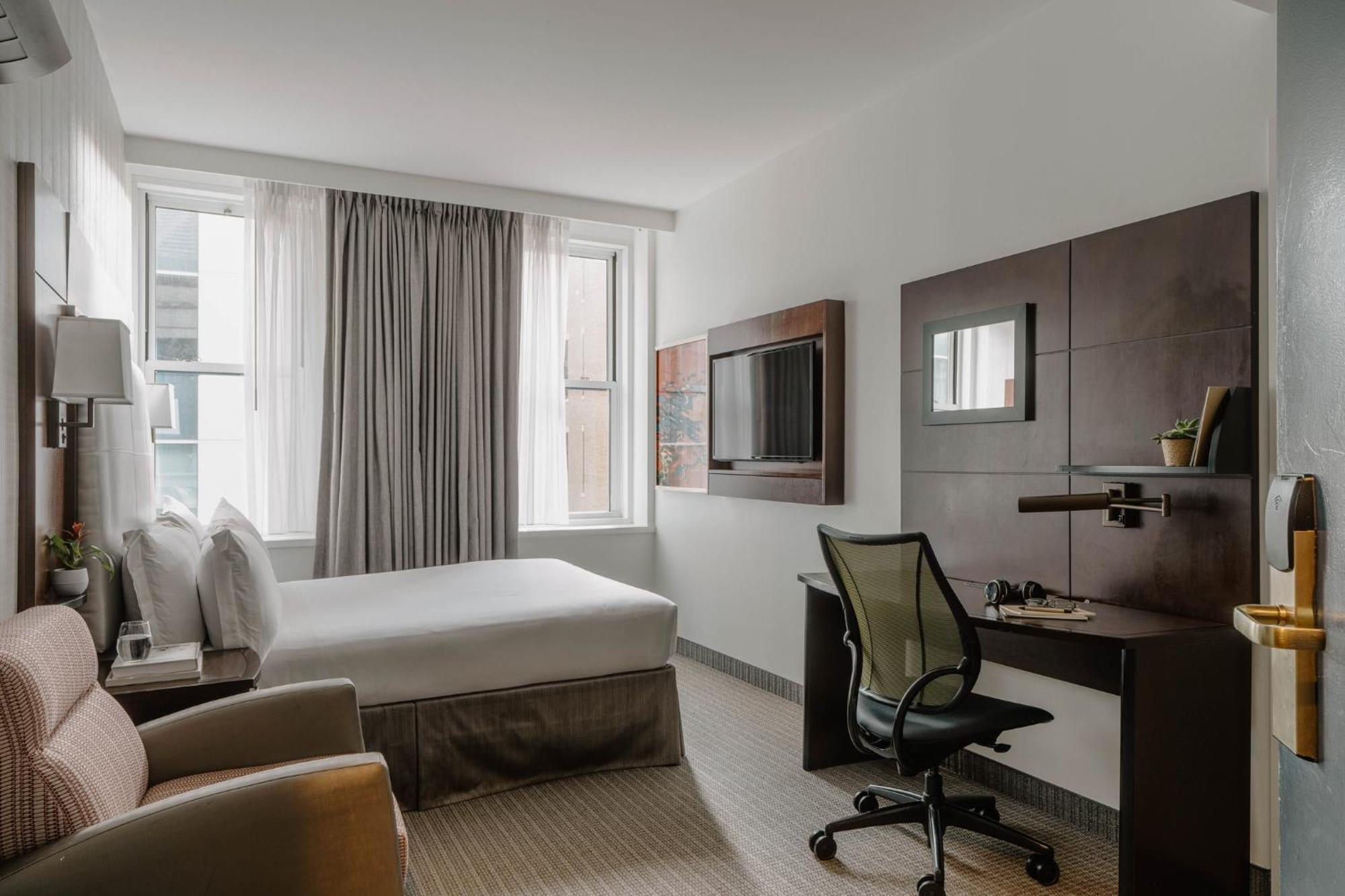 Deluxe Room,1697798785:JPEG