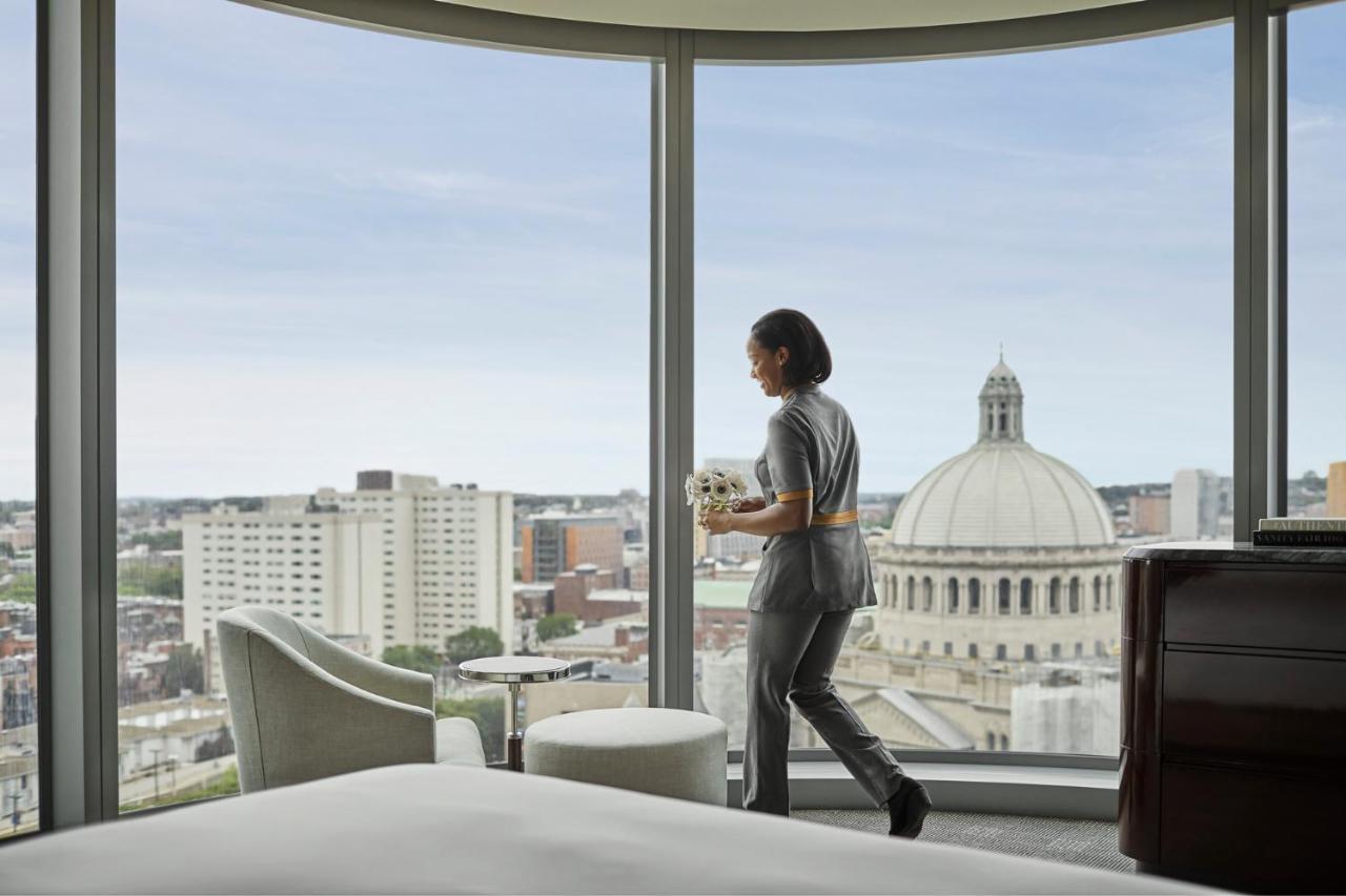 Back Bay Corner King Suite - Accessible